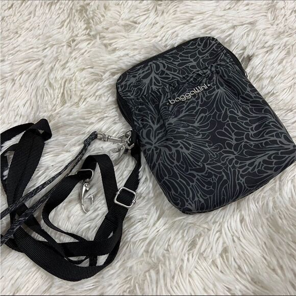 Baggallini Handbags - Baggallini grey and black small crossbody